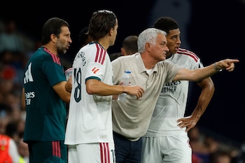 El técnico del Real Madrid José Mourinho charla con Jude Bellingham durante el partido contra Espanyol en la Liga de España, el sábado 22 de agosto de 2026, en Barcelona. (AP Foto/Joan Monfort)