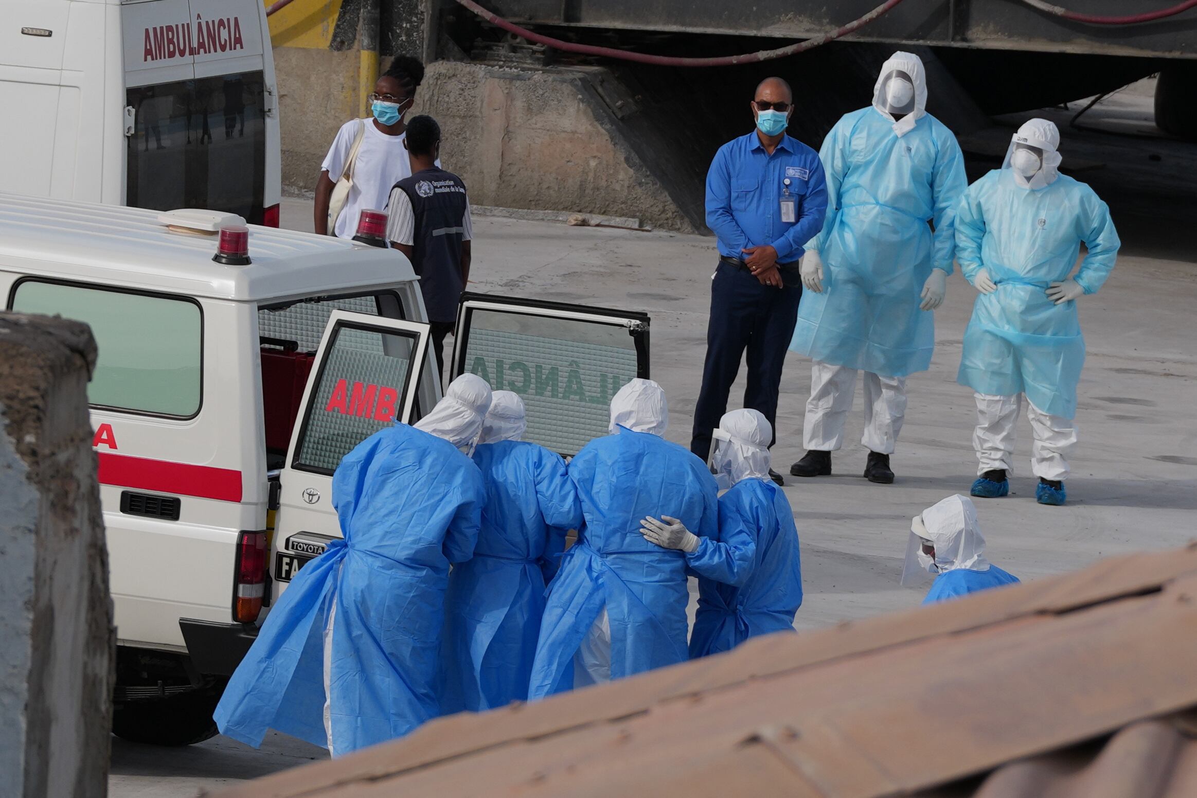 En el brote de Epuyén el aislamiento respiratorio selectivo alcanzó a 142 personas en una localidad de solo 3 mil habitantes con vigilancia clínica diaria (AP Foto/Misper Apawu, Archivo)