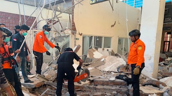 Aumentan a 87 los muertos por el terremoto del pasado sábado en Indonesia