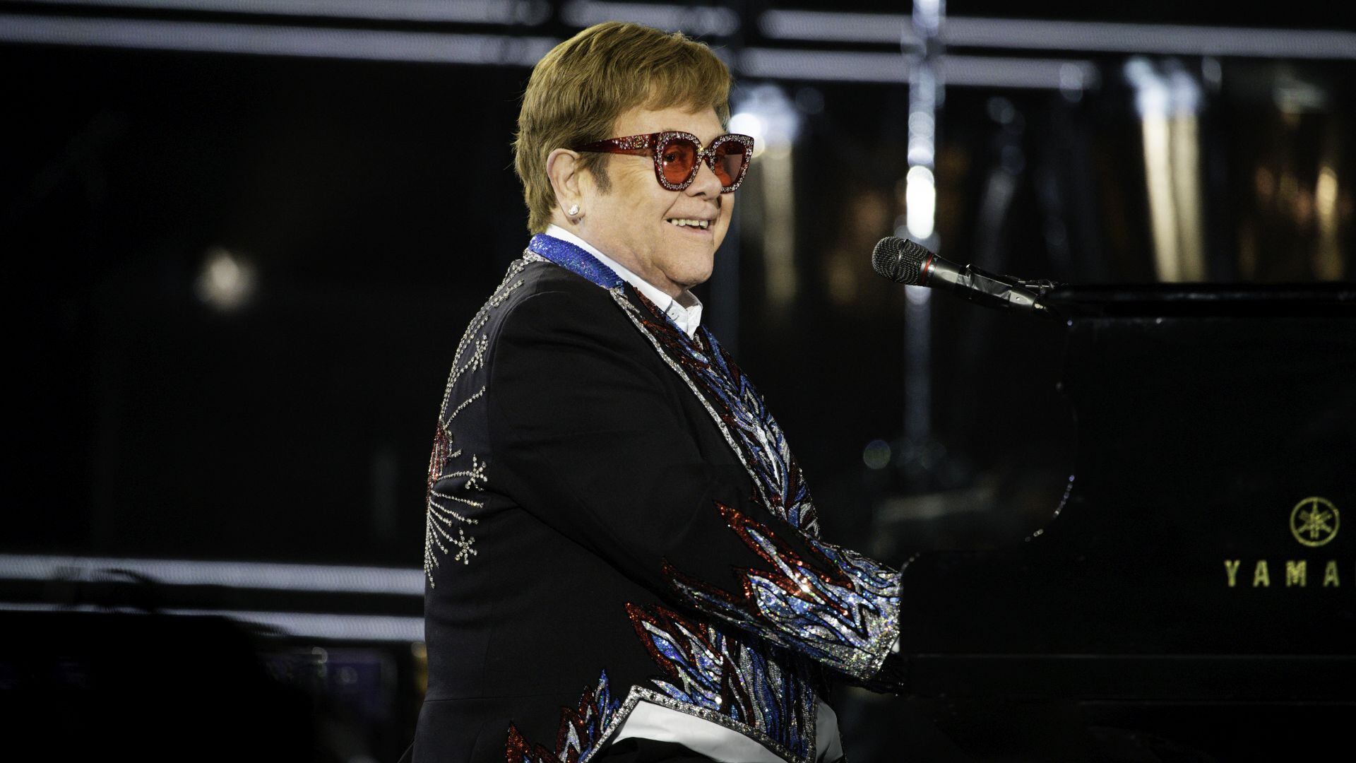 Elton John subraya la importancia de la esperanza y la paciencia mientras confía en los avances de la ciencia para recuperar la visión(Créditos: Disney+)