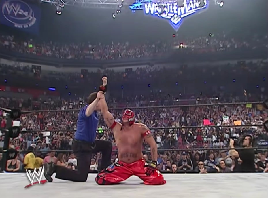 Rey Mysterio celebró y dedicó su victoria a Eddie Guerrero, quien falleció unos meses atrás.