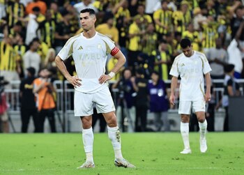 Soccer Football - Saudi Pro League - Al Ittihad v Al Nassr - King Abdullah Sport City, Jeddah, Saudi Arabia - December 6, 2024 Al Nassr's Cristiano Ronaldo and Sultan Al-Ghannam look dejected after second goal scored by Al Ittihad's Steven Bergwijn REUTERS/Stringer