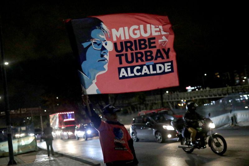 Imagen de archivo. Un simpatizante sostiene una bandera del candidato a la alcaldía de Bogotá, Miguel Uribe, en Bogotá, Colombia, 24 de octubre de 2019. REUTERS/Luisa González