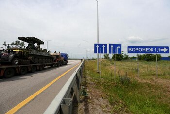 Un camión transportando un vehículo