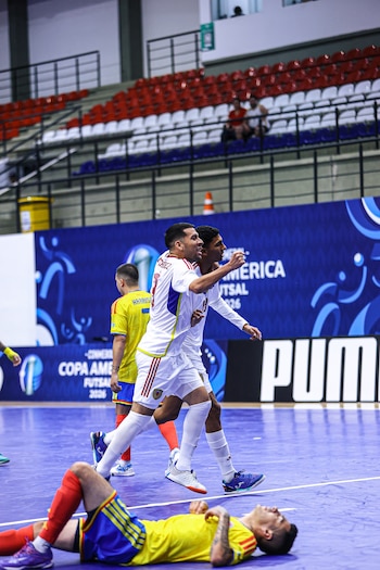 Dos tarjetas rojas pusieron en