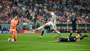 Bajo la mirada de cuatro