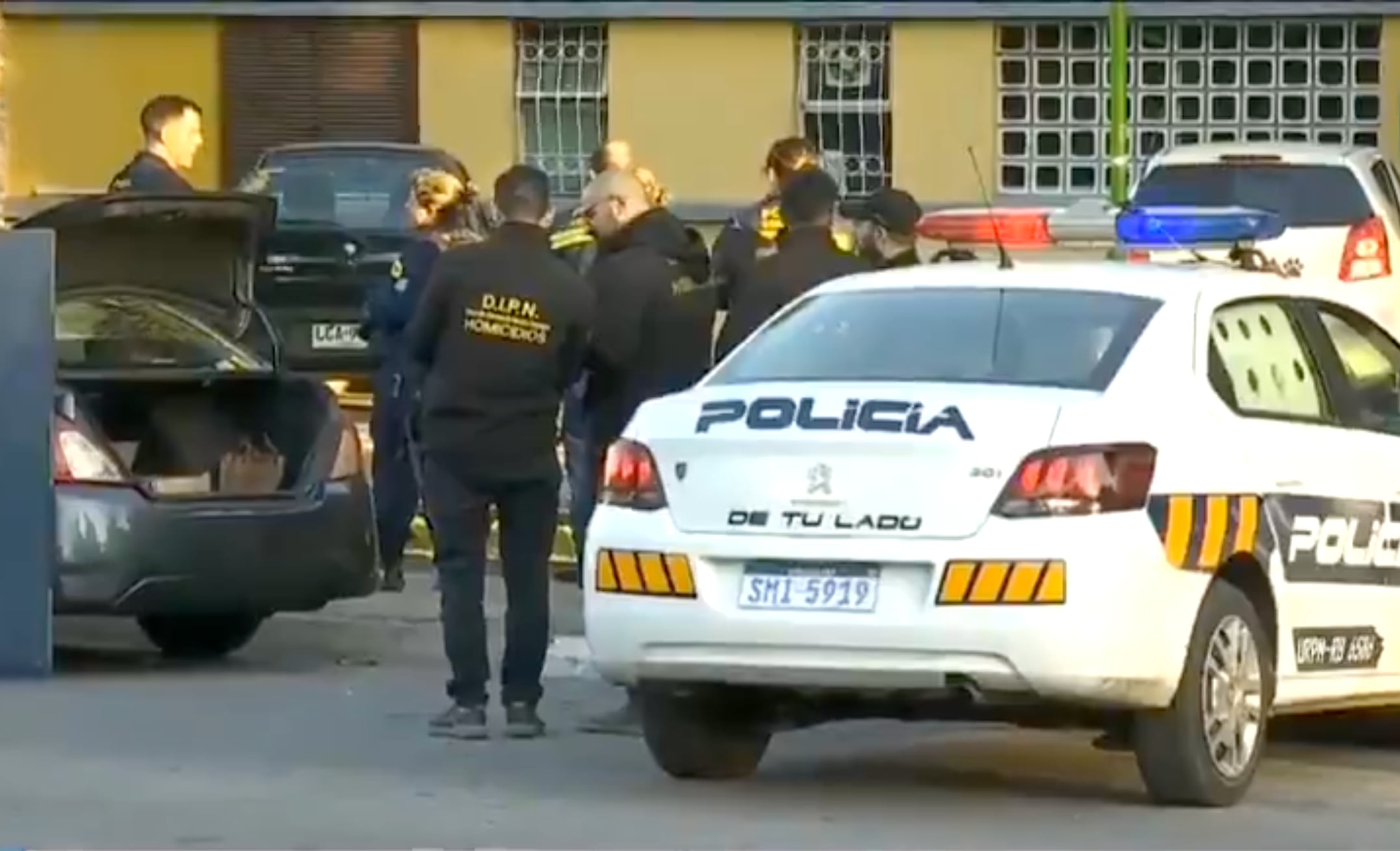 La policía uruguaya trabajando en la escena de un homicidio (Captura Subrayado/Canal 10)