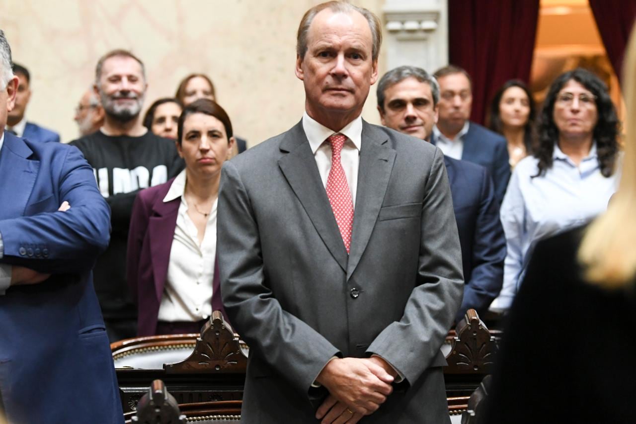 Durante el procedimiento, Bordet y su esposa Mariel Ávila, entregaron sus celulares y las claves de acceso a las autoridades judiciales