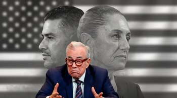 Carlos Sada Solana, con gafas y traje oscuro, gesticula en primer plano. Detrás, imágenes en escala de grises de Marcelo Ebrard y Claudia Sheinbaum sobre una bandera de EE. UU.