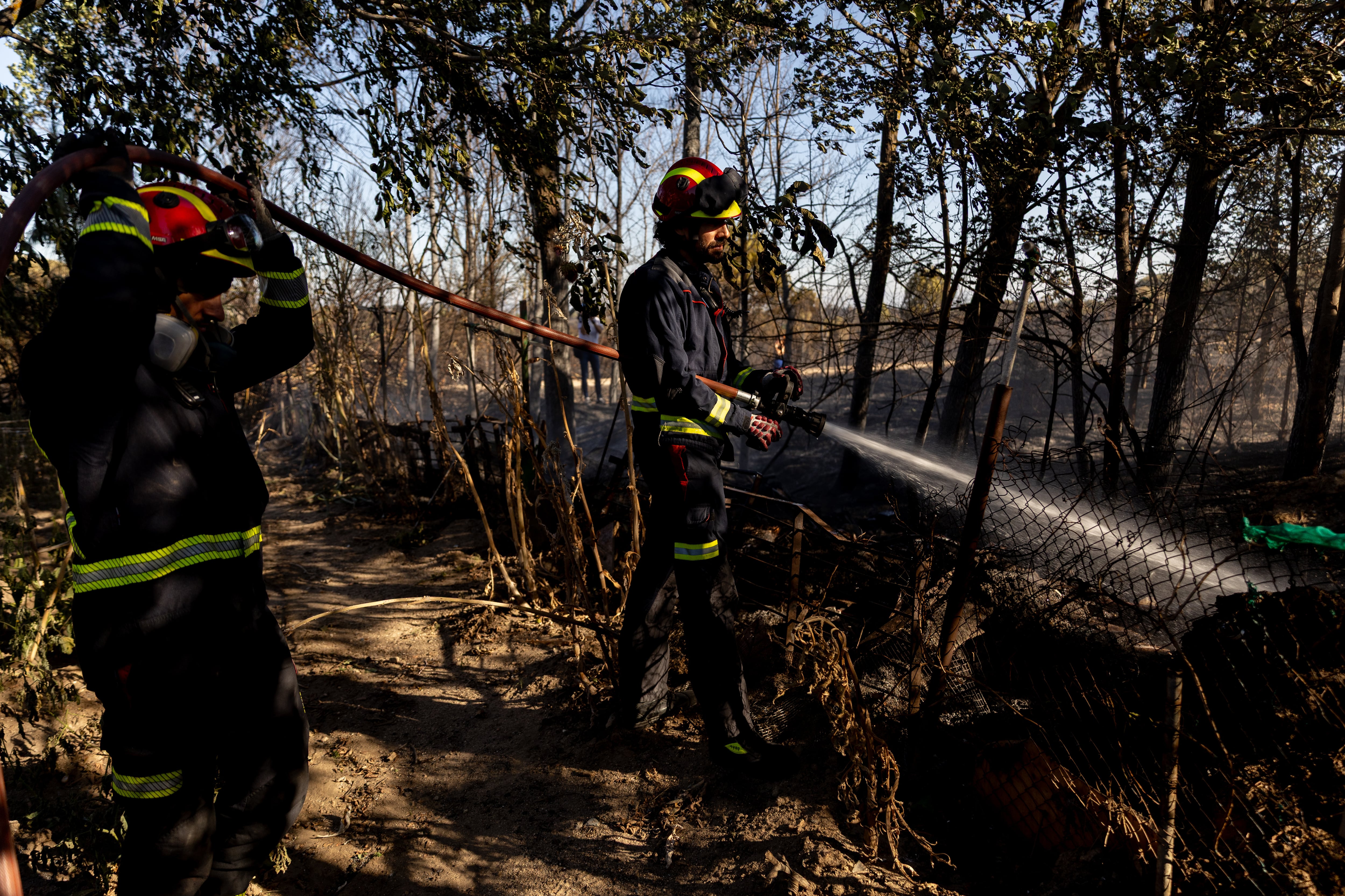 17 bomberos de la Comunidad de Madrid denuncian que la falta de recursos les impide actuar contra los incendios: “No se nos dan los medios para poder desplazarnos”