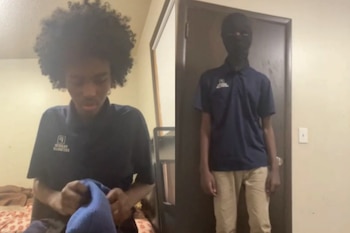 Un joven con camisa polo azul a la izquierda y el mismo joven de pie con un pasamontañas negro junto a una puerta a la derecha