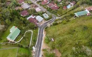 El asfaltado en San Miguel de Tucurrique busca mejorar el acceso y la salida de productos agrícolas en la zona. Cortesía: Captura video redes sociales Presidencia de la República