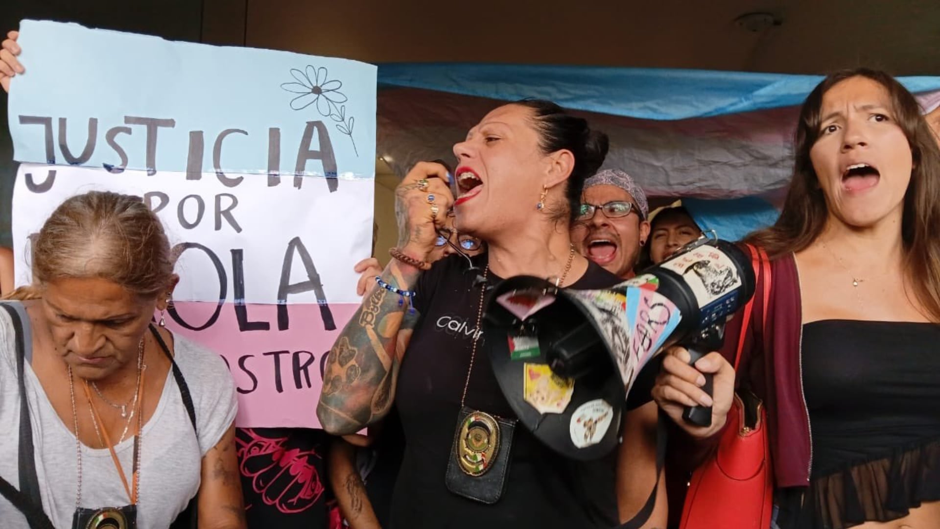 Tras audiencia por el crimen de Paola Buenrostro, colectivo trans hace destrozos en la Fiscalía de la CDMX X- @PresentesLatam