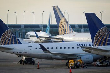 IMAGEN DE ARCHIVO. Aviones de United Airlines se ven en el Aeropuerto Internacional O'Hare, en Chicago, Illinois, EEUU, Noviembre 20, 2021. REUTERS/Brendan McDermid