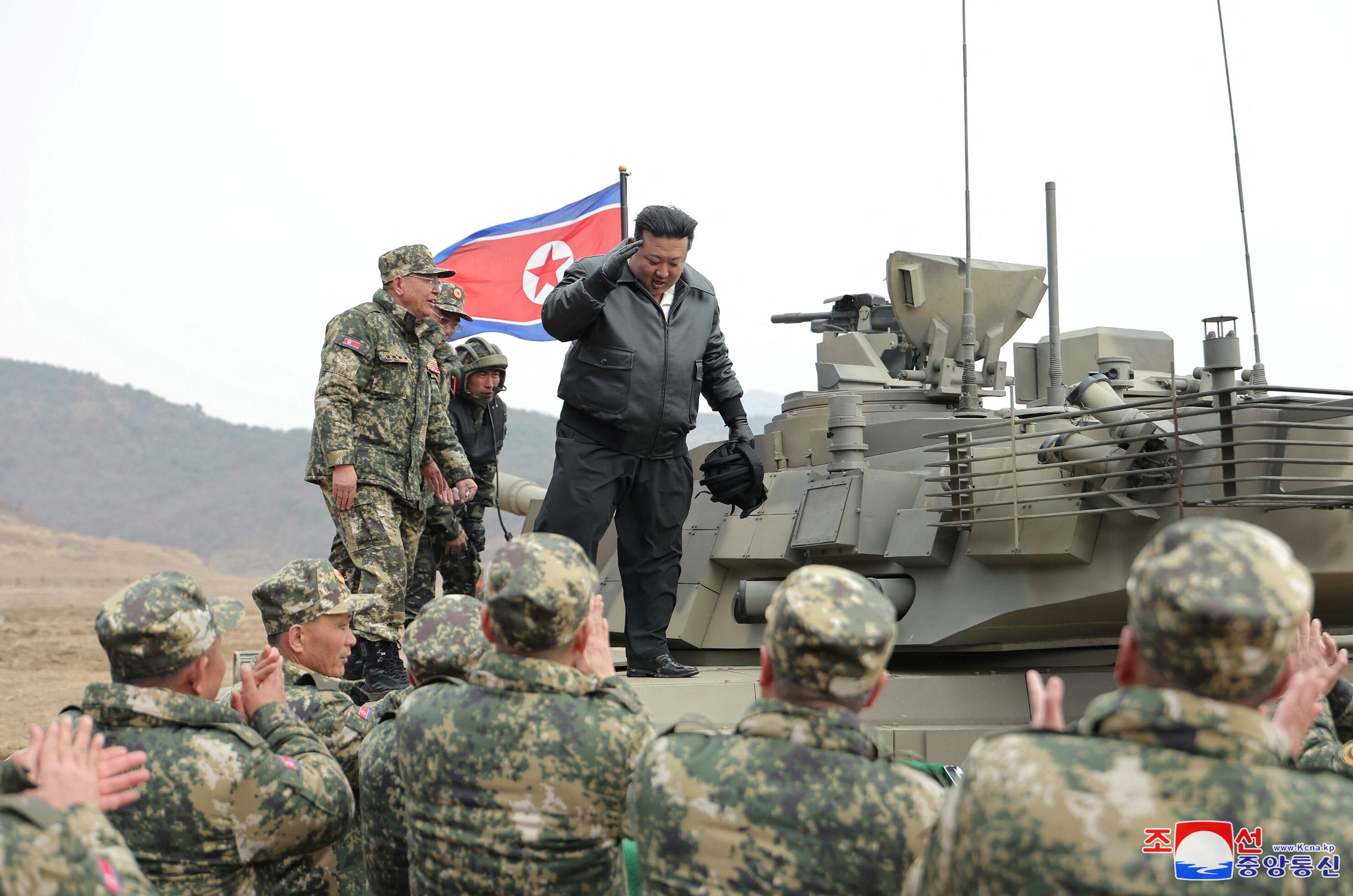 Según la agencia oficial KCNA, Kim afirmó que Pyongyang “pondrá adelante la política de impulsar simultáneamente la construcción de fuerzas nucleares y de las fuerzas armadas convencionales” (REUTERS)