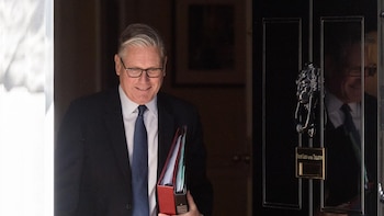 Starmer no dimitirá por el escándalo Mandelson y se ve preparado para presentarse a las próximas generales