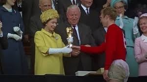 Reina Isabel II entrega la copa del mundo de 1966 a Sir Bobby Moore.