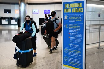 Pasajeros llegan al aeropuerto de