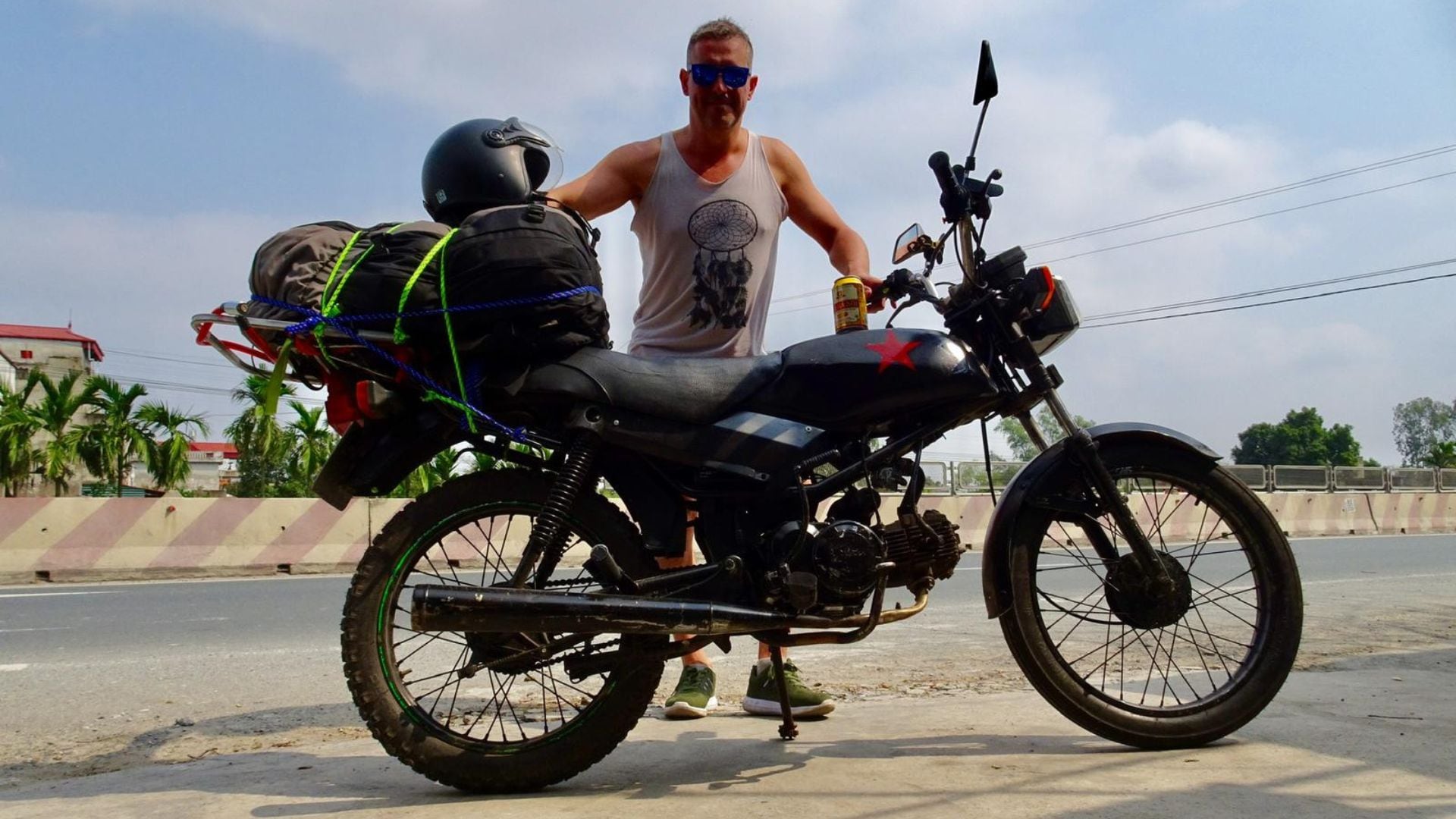 Baltasar Montaño, recorriendo el sur de África en una moto. (Cedida)