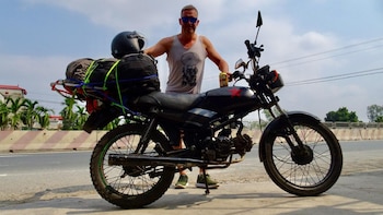 Baltasar Monteño, recorriendo el sur de África en una moto