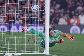 AMDEP1524. BUENOS AIRES (ARGENTINA), 26/08/2026.-Santiago Beltrán de River recibe un gol este miércoles, en un partido de la Copa Sudamericana entre River Plate y Santa Fe en el estadio Monumental, en Buenos Aires (Argentina). EFE/ Juan Ignacio Roncoroni
