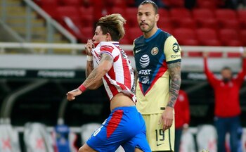 Chicote Calderón besa el escudo