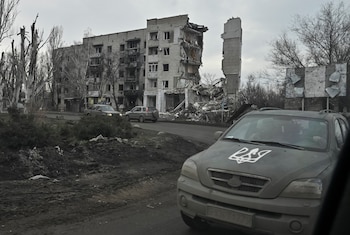 Vehículos militares se desplazan por