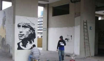 Hinchas de Universitario pintan un