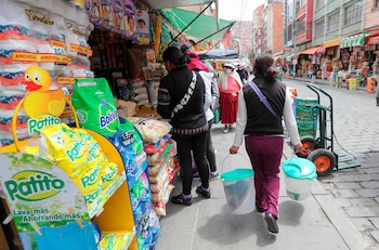 Ciudadanos hacen compras en un