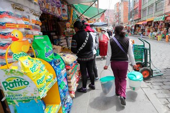 Ciudadanos hacen compras en un