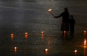 Los fieles asisten a la