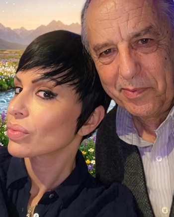 Close-up de Daniela Cardone con cabello oscuro corto y maquillaje intenso, junto a su padre Roberto Cardone, un hombre mayor con camisa de rayas. Ambos miran a cámara