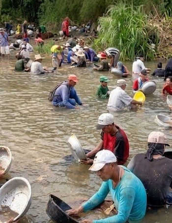 Decenas de personas en el río Buey del Yao, en Granma, buscan oro tras el rumor de un habitante de haber encontrado el metal.