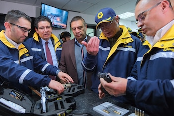 Petro presentó el Jaguar ante altos mandos de las Fuerzas Militares, la Policía Nacional y directivos de Indumil. El mandatario pidió que tanto el Ejército como la Policía compren exclusivamente armamento fabricado en Colombia- crédito Presidencia de la República