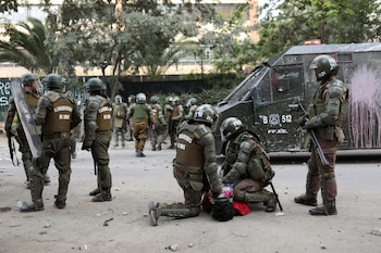 Un manifestante detenido en Santiago
