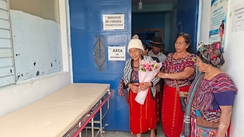 Dan de alta a una mujer de 72 años tras 3 días internada por un desalojo "violento" en Guatemala