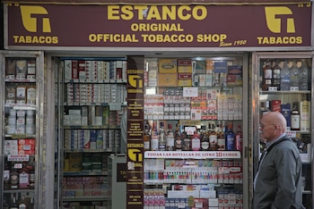 Escaparate de un estanco ubicado en una calle de Gibraltar.