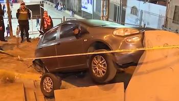 Un auto aparece sobre una escalera en Carabayllo y deja a los vecinos sin respuestas