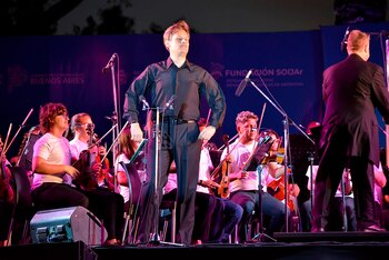 El cantante local Ricardo Crampton