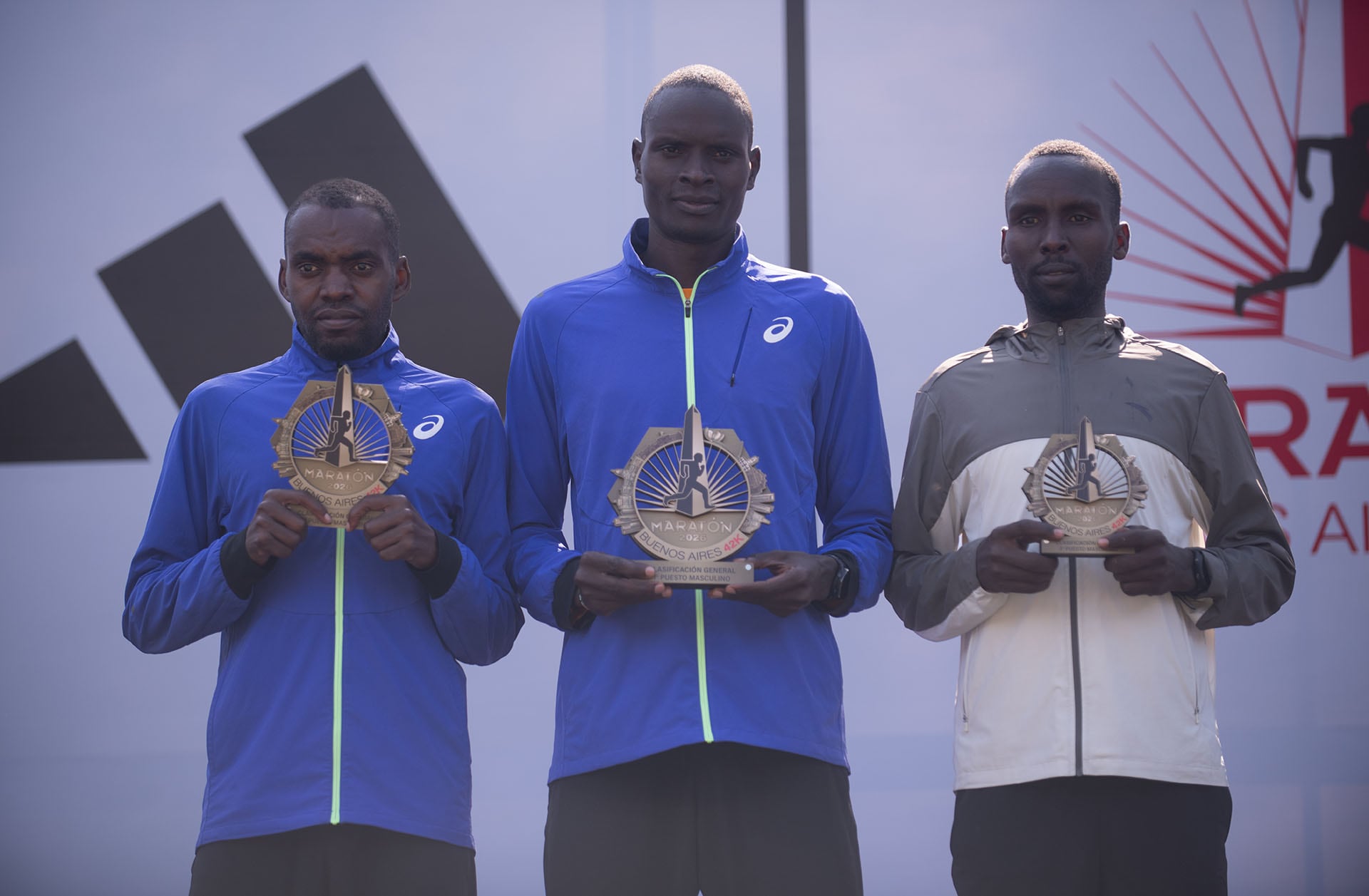 El podio masculino de elite reunió a atletas de Kenia y Ruanda