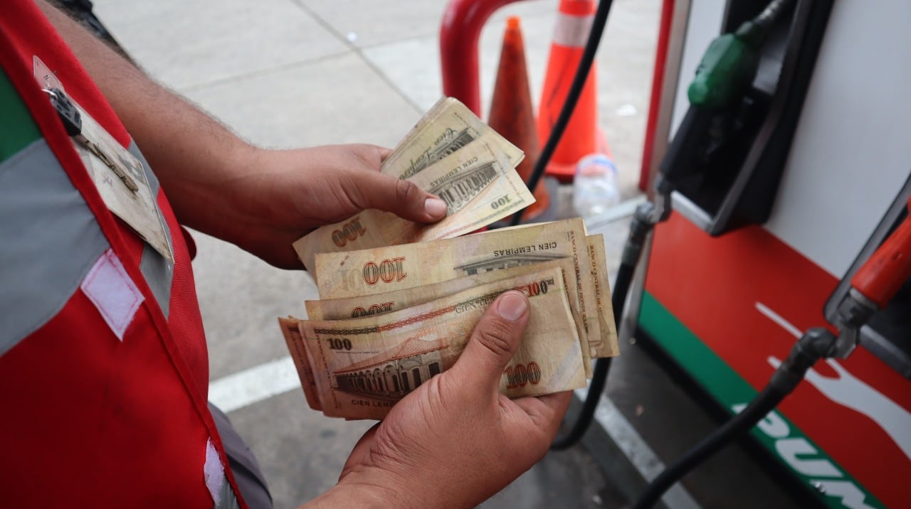 El gobierno de Honduras destina más de 22 millones de lempiras diarios en subsidios al combustible para mitigar el impacto económico. (Cortesía: Sen.hn)