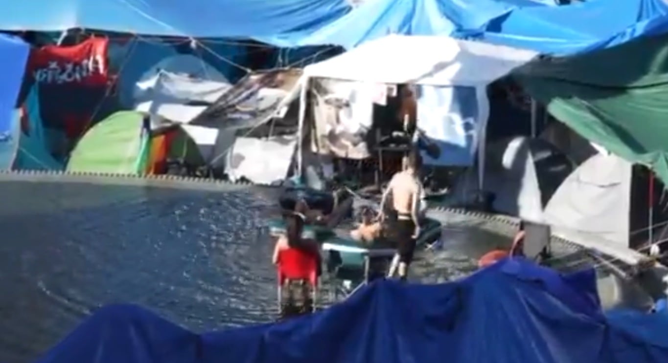 Acampados en la Puerta del Sol usan como piscina la fuente de la estatua de Carlos III