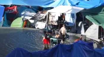 Acampados en la Puerta del Sol usan como piscina la fuente de la estatua de Carlos III
