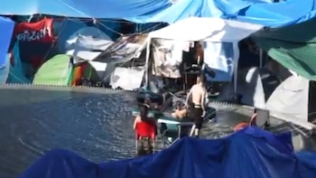 Los acampados de Sol convierten la fuente de Carlos III en una piscina con colchonetas hinchables