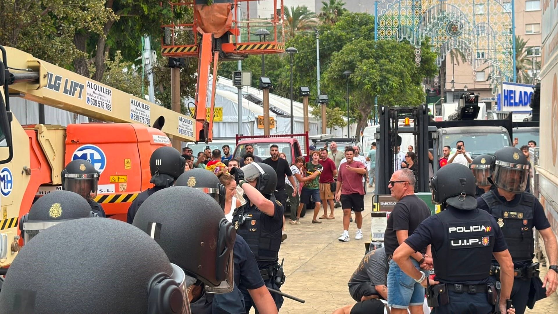 Sánchez llega al helipuerto de Ceuta entre insultos y enfrentamientos de manifestantes con la Policía