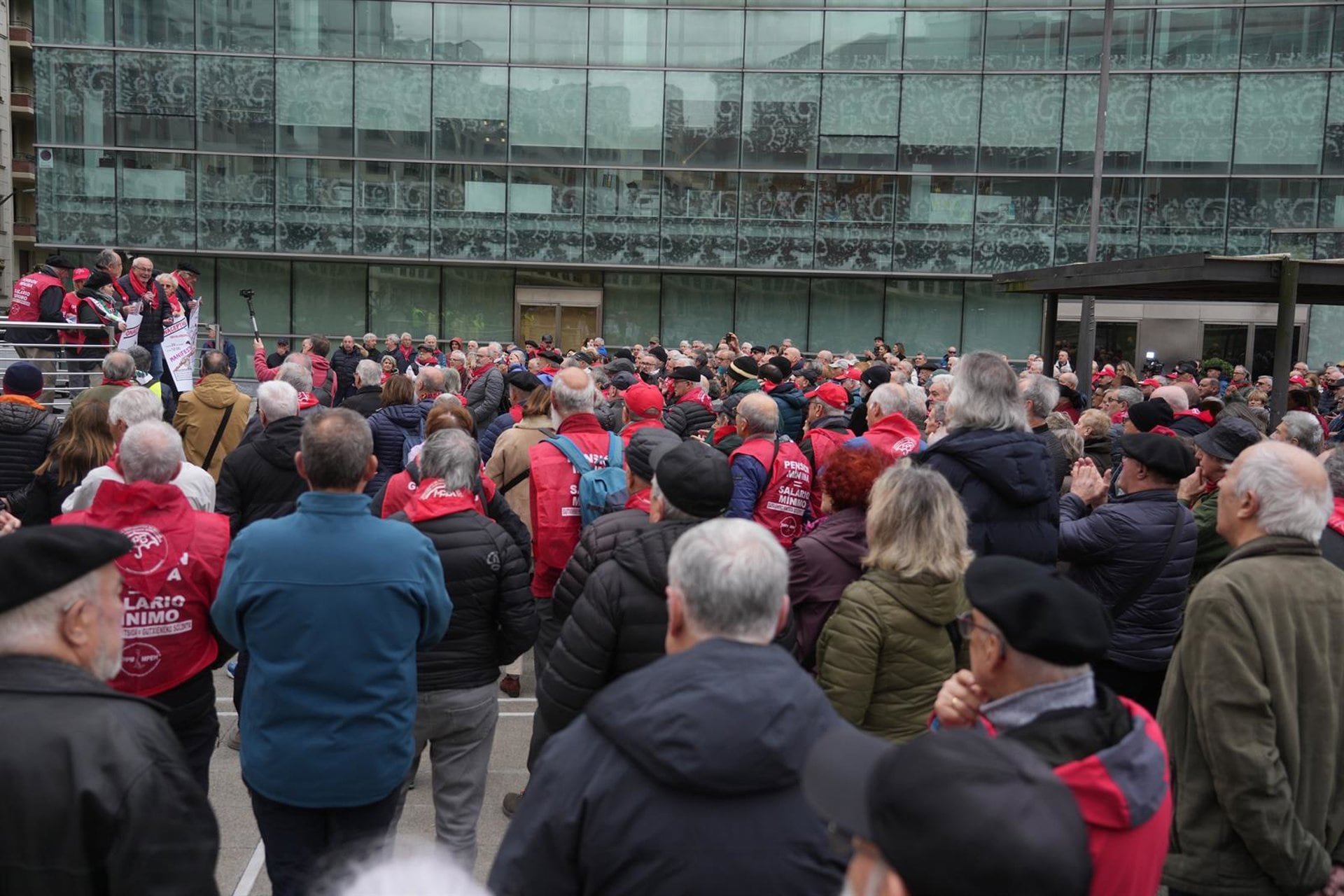 Decenas de jubilados protestan ante la sede del PP en Madrid por votar contra el decreto que recogía subida de pensiones