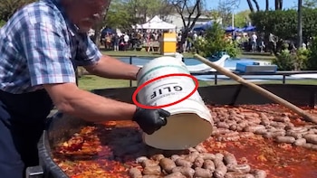 Escándalo en una localidad bonaerense: usaron baldes de glifosato para transportar comida en la Fiesta del Chorizo a la Pomarola