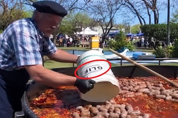 Escándalo en una localidad bonaerense: usaron baldes de glifosato para transportar comida en la Fiesta del Chorizo a la Pomarola