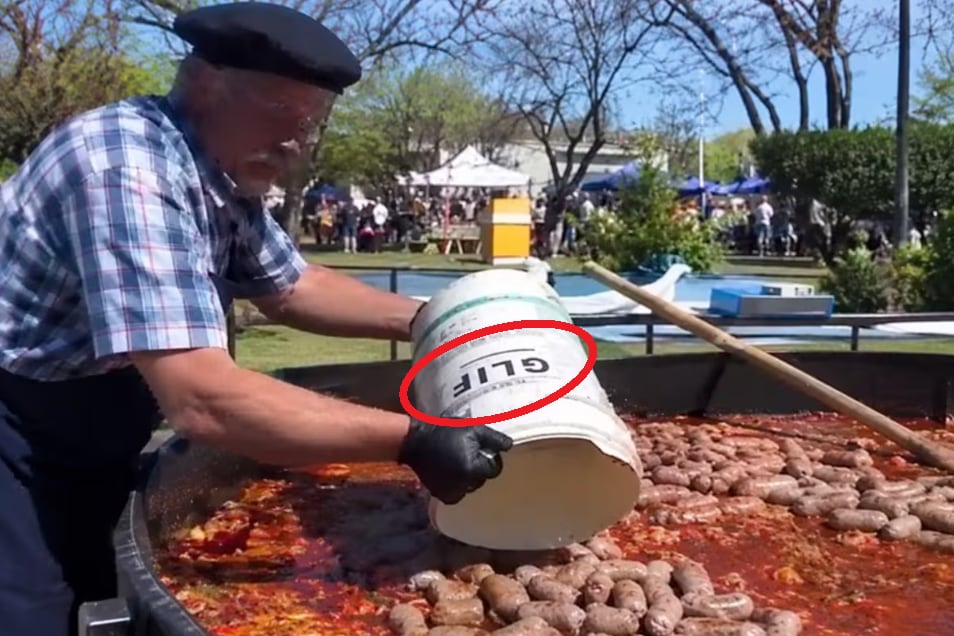Los vecinos fotografiaron y viralizaron los baldes con inscripciones del herbicida en la zona de cocina de la plaza José Hernández, donde se prepararon alrededor de 1.000 chorizos a la pomarola para la comunidad