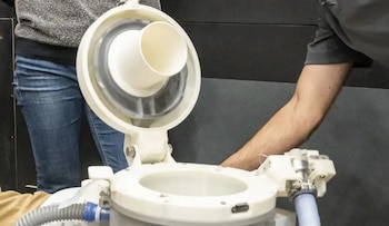 Los astronautas de Artemis II usaron un sistema de gestión de residuos diseñado tanto para hombres como para mujeres en microgravedad (NASA)
